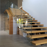 Moderne Holztreppe mit Massivholzstufen und Glasgeländer für Wohnhäuser
