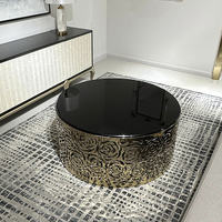Table basse de luxe moderne de style moyen-oriental avec base en acier inoxydable, motif rose en métal robuste fait main et plateau en verre trempé