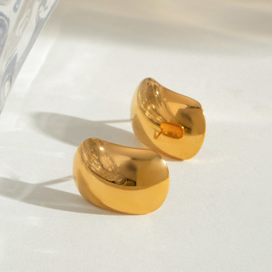 Pendientes ovalados dorados para mujer, uso diario, diseño geométrico, acabado liso y sencillo, joyería de acero inoxidable chapada en oro de 18 quilates - Product Image 3