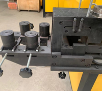 Machine de gaufrage à froid motorisée et programmable pour le traitement des barres plates en métal