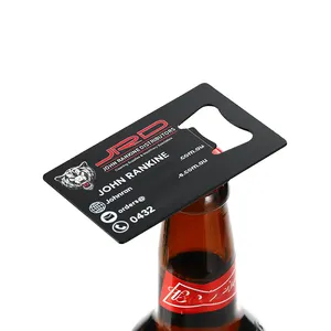 Toptan özelleştirilebilir lazer kazınmış paslanmaz çelik siyah reklam için kredi kartı cüzdanı bira şişe açacağı mıknatıs