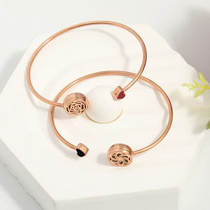 Brazalete Abierto con Difusor de Aceites Esenciales |   Pulsera de Acero Inoxidable con Baño de Oro PVD de 18K, Diseño de Corazón Hueco, Repelente de Mosquitos, Joyería para Mujer - Product Image 4