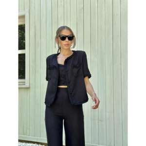 Elegante Conjunto de Traje Negro Tejido para Mujer, Chaqueta Corta y Pantalones con Detalles de Botones, Top Corto a Juego - Product Image 1