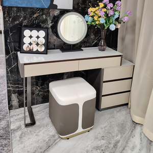 סט חדר שינה מלא: שולחן איפור מעץ מלא וארון מראה עור משולב - Product Image 3