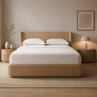 Lit plateforme à panneaux cannelés en noyer avec tête de lit en bois à nervures verticales, mobilier de chambre principale moderne pour villa et gîte, lit double