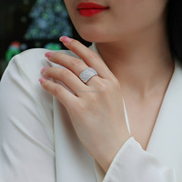 Faites une déclaration dans la mode moderne pour hommes avec cette jolie bague en diamants Moissanite 7 rangées 2mm fabriquée en argent sterling 925
