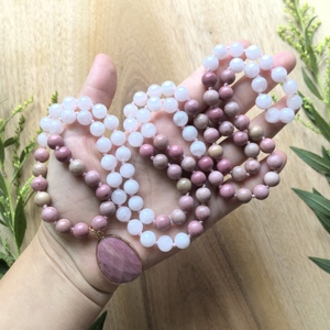 Mala en quartz rose <span class=keywords><strong>de</strong></span> <span class=keywords><strong>Madagascar</strong></span>, pendentif en <span class=keywords><strong>rhodonite</strong></span>, collier <span class=keywords><strong>de</strong></span> méditation noué à la main (108 perles), bijoux <span class=keywords><strong>de</strong></span> yoga, cristaux <span class=keywords><strong>de</strong></span> guérison, cadeau <span class=keywords><strong>de</strong></span> mise en terre - Product Image 4