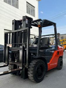 Montacargas Diésel FD30 FWD de 30 Toneladas, Mástil de Tres Etapas, Desplazador Lateral Hidráulico, Neumáticos Neumáticos, Operación Asentado, Uso en Interiores para Motor - Product Image 4
