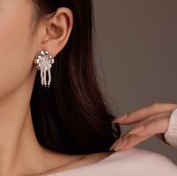 Anting-anting kancing mutiara bunga perak berlapis rhodium anti air berkualitas tinggi, tren terlaris untuk wanita