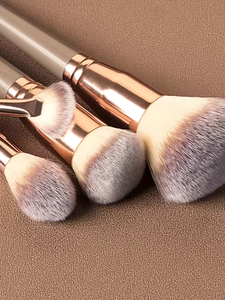 Set de 15 Brochas de Maquillaje de Tamaño Grande, con Cerdas Sintéticas Suaves, Mango de Plástico, Veganas, para Rostro, Ojos y Rubor - Product Image 2