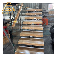 Gerade Holzstufen-Glasgeländer-Treppe für Innenbereich Modern Freischwebend / Vorgefertigte Holztreppe mit LED-Beleuchtung