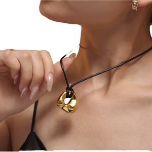 Collar de Acero de Titanio con Diseño Curvo y Cadena Ajustable de Cuero con Baño de Oro Real de 18K - Product Image 1