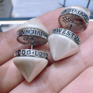 पश्चिमी रानी मां विवियन ने मोती भरा हुआ मोती स्टड इयररिंग्स को आला व्यक्तित्व के साथ अद्वितीय डबल पक्षीय संतृप्ति डिजाइन - Product Image 2