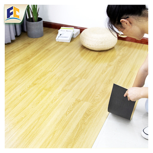 Carreaux en plastique fonctionnels élégants en PVC à profil surélevé pour <span class=keywords><strong>parquet</strong></span> en chêne pour bureaux, espaces commerciaux, revêtement de sol en vinyle LVT auto-adhésif - Product Image 2