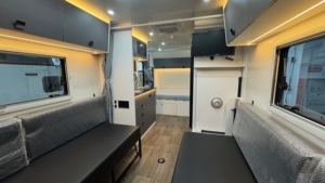 Remorque de voyage tout-terrain, remorque utilitaire, remorque de camping, remorque à lit superposé, remorque à attelage avec balcon, espace garage spacieux à l'arrière - Product Image 4