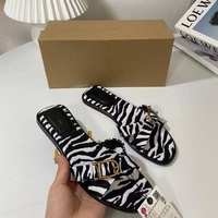 Sandales plates à bout carré pour femme, style classique, imprimé léopard, avec brides croisées et boucles, chaussures de plage – Grande Vente