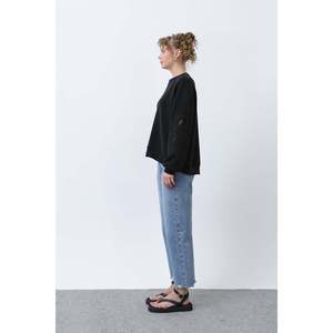เสื้อสเวตเชิ้ตปักลายตาข่ายแขนยาวสำหรับผู้หญิง - สีดำ - Product Image 4