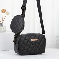 Sac bandoulière femme en gros avec motif losanges et petite pochette assortie