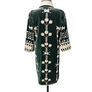 Robe élégante en velours vert à motif animalier imprimé, broderie main, manches longues, épaisse, pour femme, style pull-over, finition soignée - Product Image 1