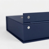 Boîte cadeau pliante magnétique personnalisée avec intérieur en satin et logo estampé à chaud en or