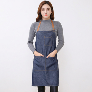 Elegante delantal de cocina de mezclilla con detalles de cuero color canela - Ropa de trabajo protectora resistente para chefs y panaderos - Product Image 1