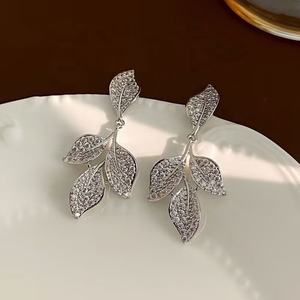 Nuevos Aretes de Zirconia con Baño de Oro y Diseño de Hoja de Diamante Retro de Lujo, Tendencia 2025, para Fiestas, Accesorios de Moda Elegantes - Product Image 5