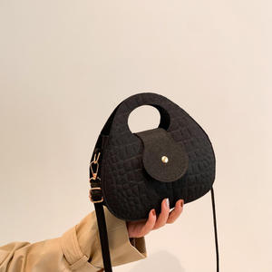 Bolso de mano elegante de color sólido para mujer, nuevo modelo de invierno, con cremallera, informal, con forro de poliéster. - Product Image 1