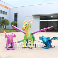 Dragon volant occidental grandeur nature personnalisable pour l'extérieur avec modèle de bébé pour la décoration des parcs à thème, des aéroports et des écoles, télécommande