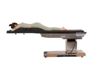 طاولة عمليات طبية عالية الجودة من MT، طاولة عمليات كهربائية مناسبة لأجهزة الأشعة السينية ذات الذراع على شكل حرف C. - Product Image 3