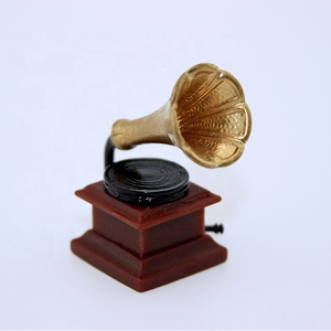 <span class=keywords><strong>2025</strong></span> model miniatur terlaris baru dengan adegan rumah boneka aksesoris resin logam campuran mini retro fonograf ornamen alat peraga mainan