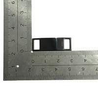 Étiquette de lacet en métal personnalisée OEM, accessoires de chaussures à 2 trous adaptés aux lacets, étiquette de marque en alliage de zinc pour chaussures décontractées