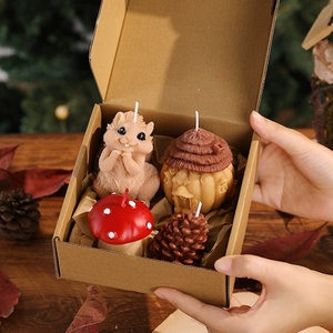 Coffret Cadeau Souvenir de Bougies Artisanales d'Aromathérapie Transfrontalières : Bougie Écureuil et Bougie Pomme de Pin pour l'Ambiance Automne-Hiver et Noël - Product Image 4