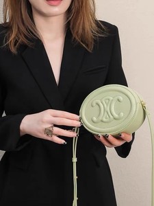 Bolsos Ovalados de PU Coloridos con Logotipo en Relieve, Diseño de Logotipo Único, Correa Ajustable, Grabado Icónico, Perfectos para Amantes de la Moda - Product Image 3