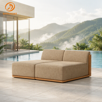 Canapé-lit modulaire de luxe avec sommier en bois et coussin texturé en lin, profil bas, pour extérieur, idéal pour piscine en montagne.