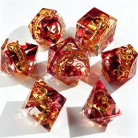 LuxeRoll – Ensemble de dés en résine à bords tranchants faits à la main, 7 pièces, avec anneau métallique, dés polyédriques DND, motif tourbillon rouge, pour jeux de rôle de table DND