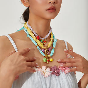 Collier en acier inoxydable exquis avec pendentif en forme de lettre anglaise dorée inspiré d'un foulard en soie de style bohème - Product Image 2