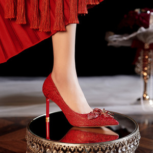 Chaussures de mariage rouges à bout pointu et talon aiguille, ornées, pour mariée et demoiselle d'honneur, élégantes pour occasions formelles, tendance mode à talon haut - Product Image 1
