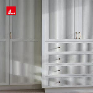 Porte à panneau perlé cannelé en bois massif d'Alland Armoires de cuisine intelligentes peintes en blanc et îlot avec armoire à base de grain de bois - Product Image 4