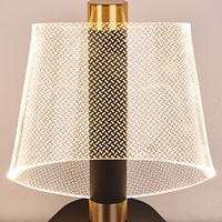 Lampe de bureau LED moderne au design nouveau avec commande tactile, variateur d'intensité, type-C, abat-jour transparent en plastique