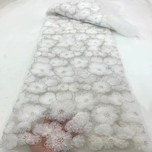 Magnifique et élégante robe de mariée blanche en dentelle avec fleurs 3D et bourgeons perlés, tissu en soie, dentelle de mariée - Product Image 1