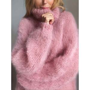 Suéter de Cuello Alto Felpudo Rosa para Mujer - Product Image 3