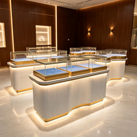 Vitrines à bijoux incurvées avec éclairage LED et verre, présentoirs verrouillables, comptoirs sur mesure pour boutiques de joaillerie