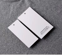 Étiquettes et tags en papier imprimés personnalisés, finition laminée, sur mesure pour vêtements et accessoires