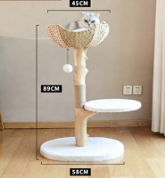 Arbre à chat en bois naturel avec plateforme en panier tressé à la main, poteau à gratter en sisal et jouet pompon suspendu