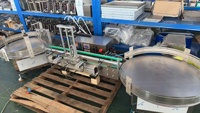 Machine de remplissage de liquides automatique de comptoir à 4 têtes, contrôlée par PLC, avec pompe péristaltique et convoyeur à bande pour bouteilles de boissons et de jus
