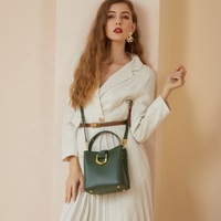 Sacs à main tendance en cuir de vachette pour femmes, sac seau minimaliste de luxe à bandoulière avec fermoir doré, sac fourre-tout pour femme