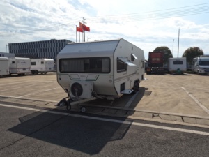Caravane de voyage moderne légère et luxueuse de 7 m à double essieu avec système AL-KO AKS pour 4 personnes - Product Image 1