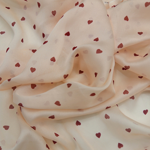 Tissu en polyester 100% à faible MOQ, personnalisé, <span class=keywords><strong>motif</strong></span> cœur, toucher soyeux, tissu en mousseline transparente, imprimé numérique pour robe et chemisier - Product Image 6