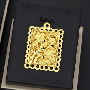 Pendentif de mariage carré grand format plaqué or 24 carats avec sertissage griffe, design JXX, bijoux unisexe - Product Image 6