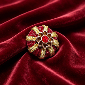 Badges et boutons en métal en acier inoxydable écologiques découpés au laser avec logo personnalisé, vente en gros à prix abordable pour vêtements de mode et cadeaux - Product Image 1